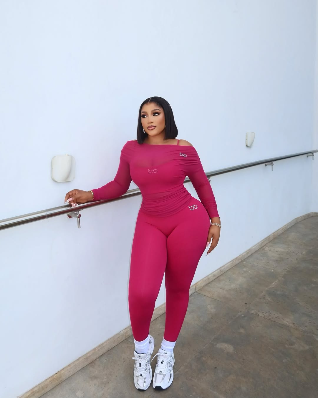 The girl in magenta? Yeah, she’s the moment !!! ..Fit @berbiebeauty_