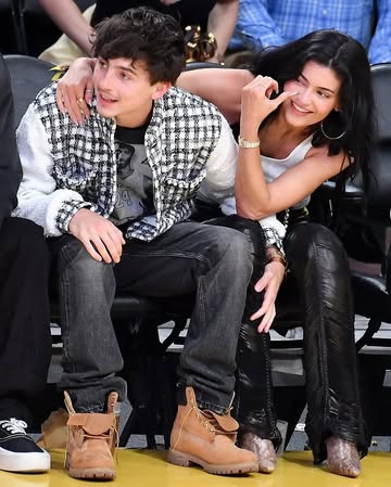#KylieJenner and #TimothΓ©eChalamet are locking lips! π@kyliejenner @tchalamet On Wednesday, April 30, the couple was snapped sharing a kiss as they sat courtside during a date night at the Los Angeles...