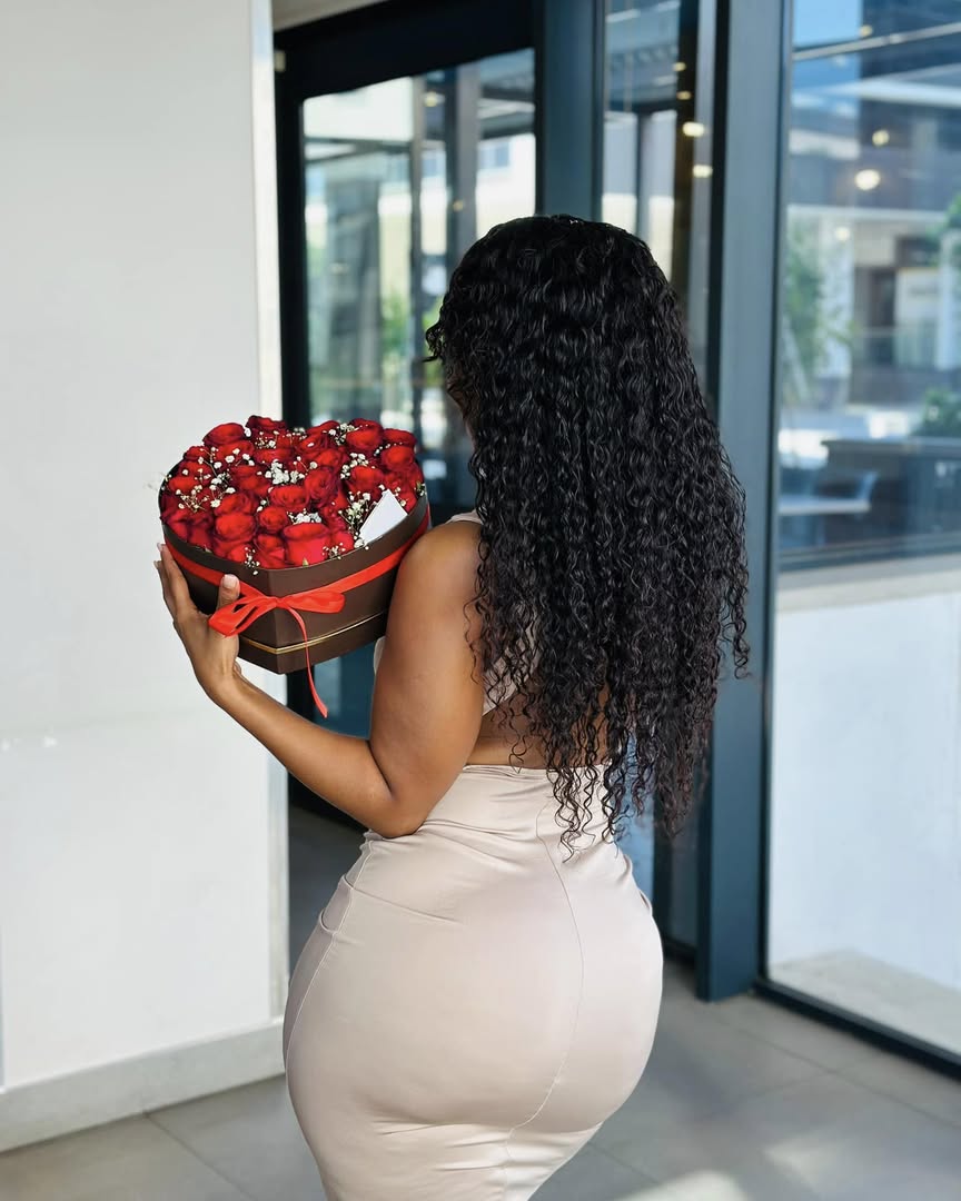 Flowers don’t tell they show 🌹 ❤️ my valentines came early thanx to Leah Blooms🥺in full bloom and I’m loving it🥰these are so demure 🫦akoo le rekeleng ba bangwe aoooooo 😹❤️they are very affordable 😘