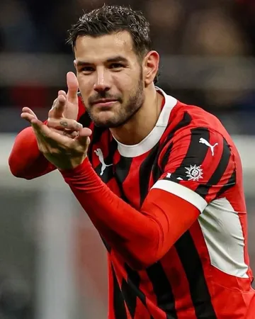 #transfernews🚨 Theo Hernández mu muryango ugaruka muri Real Madrid:- Ni muto ariko umenyereye - Amasezerano yo muri AC Milan ararangira muri 2026- igiciro kiri hasi -Umukinnyi yakwifuza kugaruka mu ik...