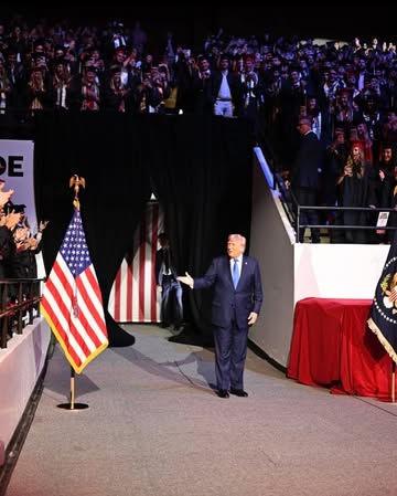 🇺🇸 President Trump delivers the commencement address at the University of Alabama. “If you want to change the world, you have to have the courage to be an outsider... Progress never comes from those s...
