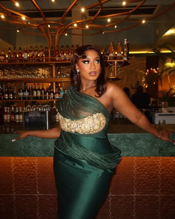 Good food, great vibes, better company. Chapter 25 looks good on me. #birthdaydinnerdump 👗 @molara_martins 📸 @rahmanshottit