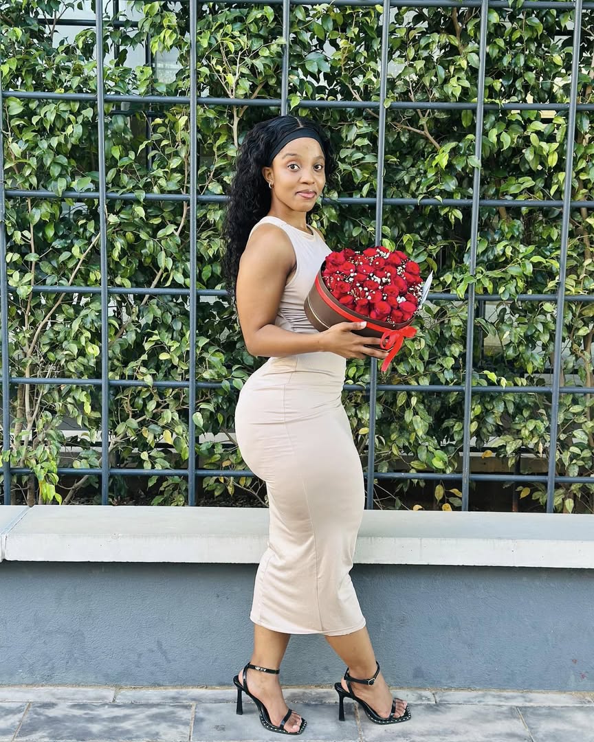 Flowers don’t tell they show 🌹 ❤️ my valentines came early thanx to Leah Blooms🥺in full bloom and I’m loving it🥰these are so demure 🫦akoo le rekeleng ba bangwe aoooooo 😹❤️they are very affordable 😘