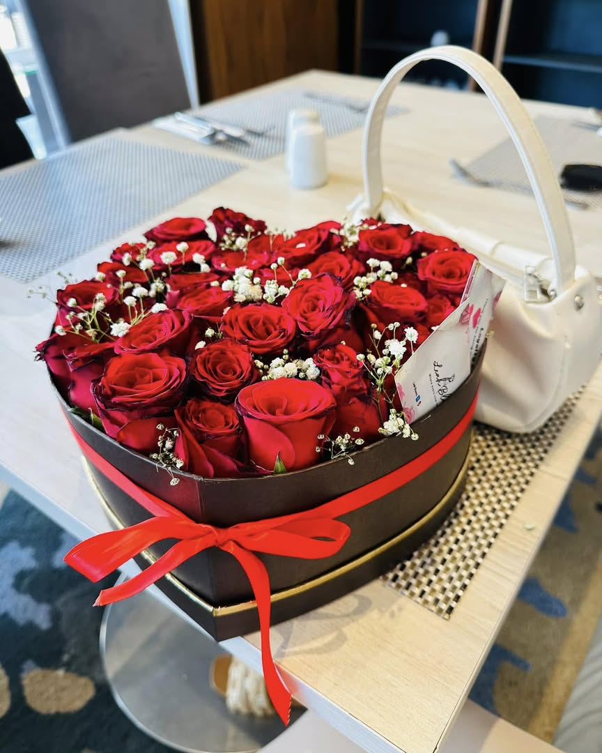 Flowers don’t tell they show 🌹 ❤️ my valentines came early thanx to Leah Blooms🥺in full bloom and I’m loving it🥰these are so demure 🫦akoo le rekeleng ba bangwe aoooooo 😹❤️they are very affordable 😘