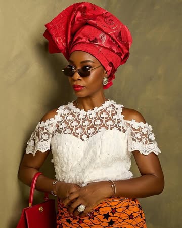 Ndi Nne Mama! @uzoamakapower came through with August Meeting energyichafu: @ohlanna.bu.zikorakilikili star wrapper: @oliviaaniunoh blouse and ginger: @onah_baby 📸 @dan_torey@igboweddingng